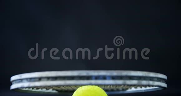4k演播室的网球和球拍视频的预览图