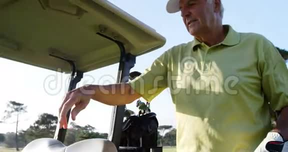 高尔夫球手开着他的高尔夫球车视频的预览图