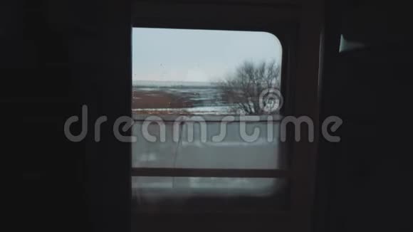概念火车旅程旅行从一列移动火车的窗口观看美丽的俄罗斯冬季铁路旅行生活方式视频的预览图