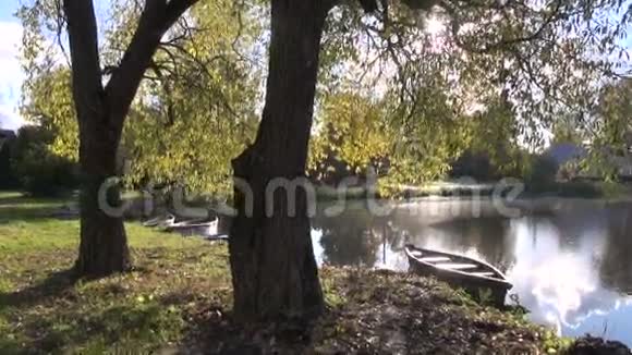 秋湖用木船视频的预览图