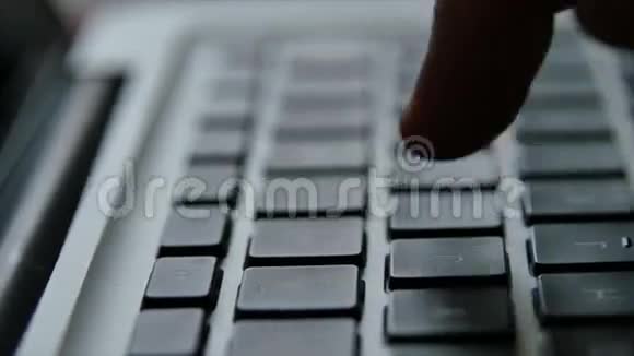 笔记本电脑键盘手指手视频的预览图
