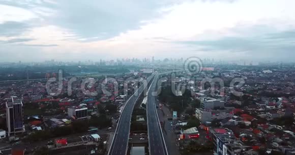 雅加达高速公路立交桥的无人视野视频的预览图