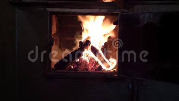 火炉内燃烧的木头的特写镜头视频的预览图