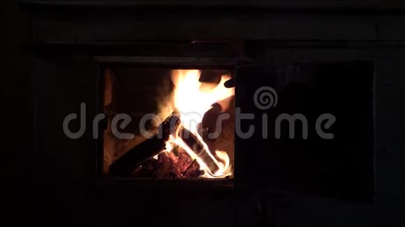 火炉内燃烧的木头的特写镜头视频的预览图