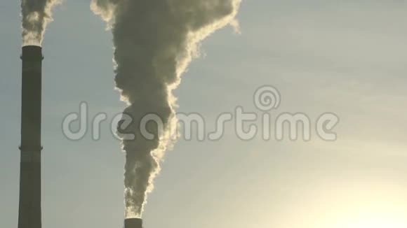 工业烟囱向天空排放有毒污染物污染环境视频的预览图
