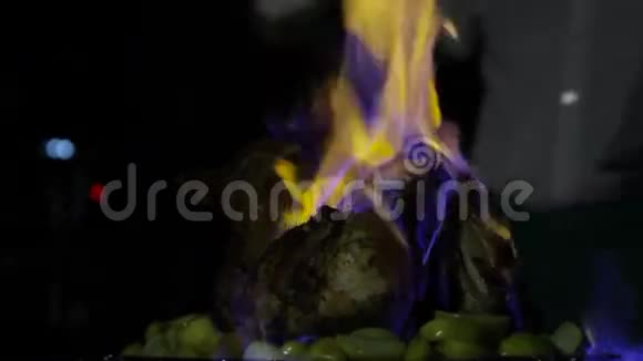 在火上煮肉视频的预览图