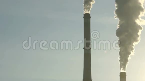工业烟囱向天空排放有毒污染物污染环境视频的预览图