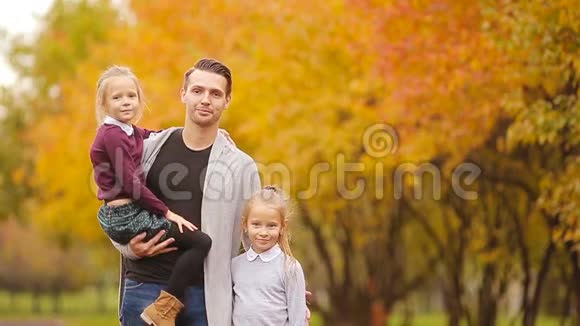 秋天公园幸福家庭画像视频的预览图