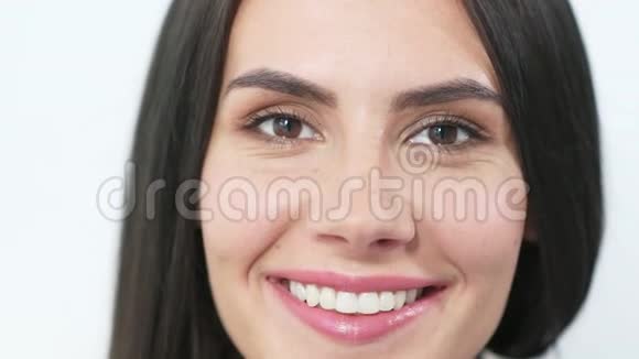 一个开朗美丽微笑的女人的画像视频的预览图