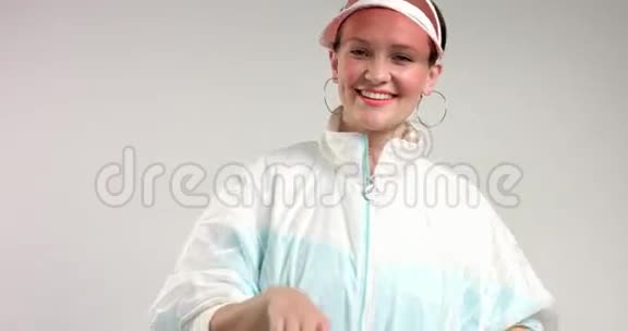 快乐的微笑跳舞的女人视频的预览图