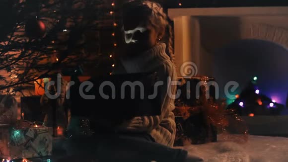 小女孩和圣诞树下的圣诞礼物视频的预览图