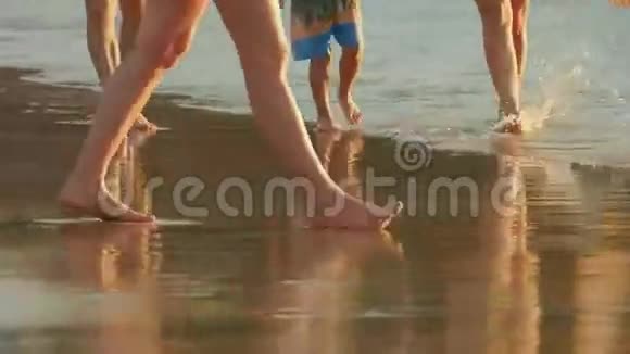 一家人在海滩上散步视频的预览图