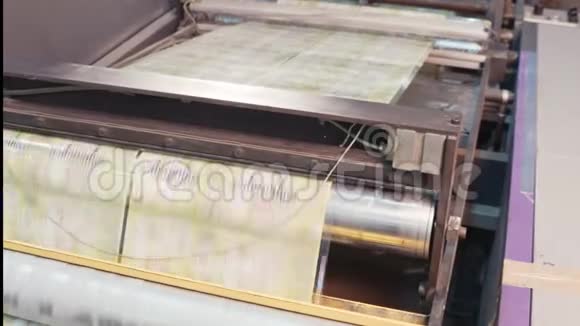 印刷机在大型印刷设施中高速工作视频的预览图