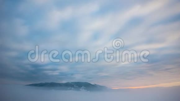 在雾蒙蒙的日落冬山观景视频的预览图