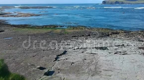 飞越爱尔兰基利基的岩石海滩视频的预览图