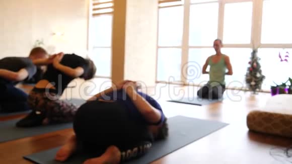 瑜伽班的人们锻炼健康的生活方式在健身工作室瑜伽视频的预览图