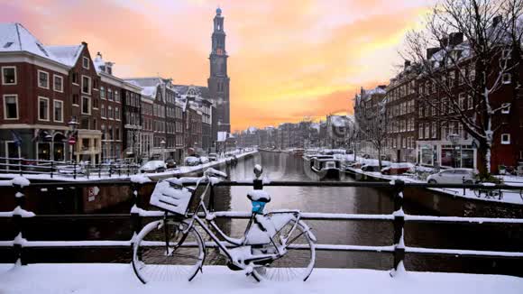 日落时荷兰阿姆斯特丹的雪视频的预览图