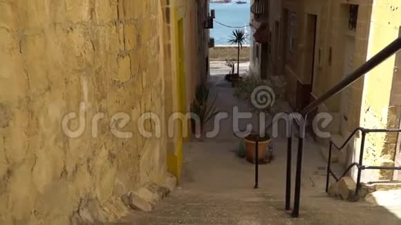 沿着马耳他瓦莱塔的中世纪街道行走视频的预览图