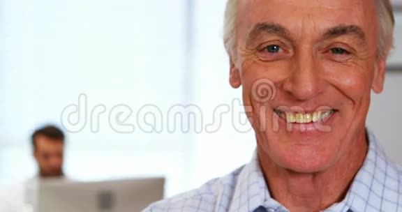 微笑老人的肖像视频的预览图