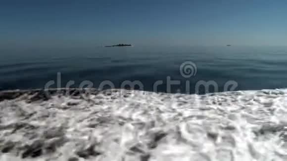 海洋中水面上的海浪视频的预览图