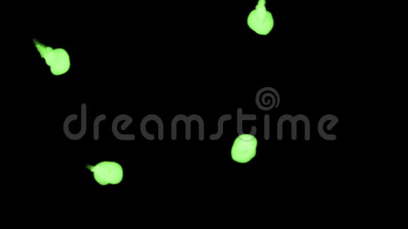 荧光亮绿的色调在水中蔓延许多滴墨这是3D渲染镜头的慢动作墨水视频的预览图