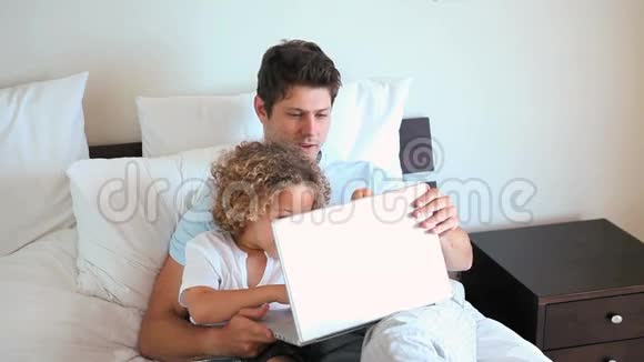 父子俩在床上视频的预览图