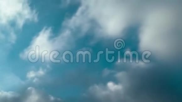 云时程快速移动的云在明亮的蓝天上静态射击视频的预览图
