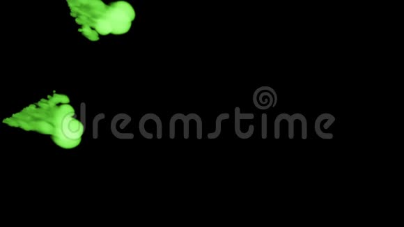 荧光亮绿的颜色在水中蔓延多滴墨水这是3D渲染镜头的慢动作墨水视频的预览图