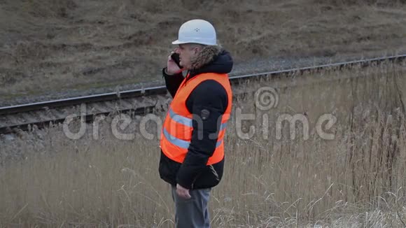 铁路附近有智能电话的铁路工人视频的预览图