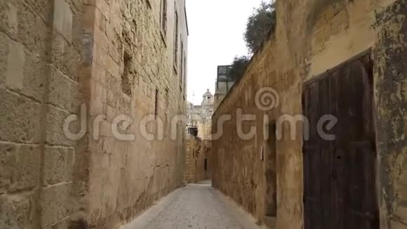 走在马耳他老姆迪纳的中世纪街道上视频的预览图