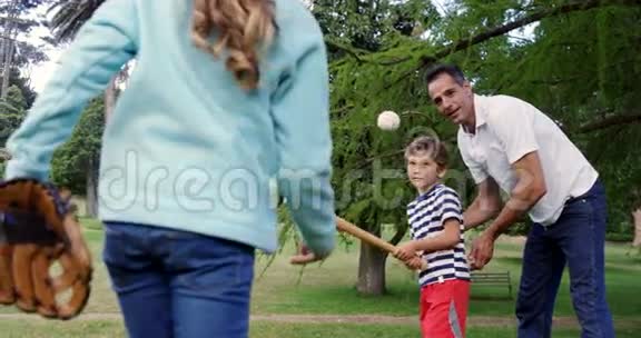 一家人在公园里打棒球视频的预览图