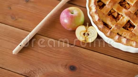 木桌上苹果派的特写镜头视频的预览图