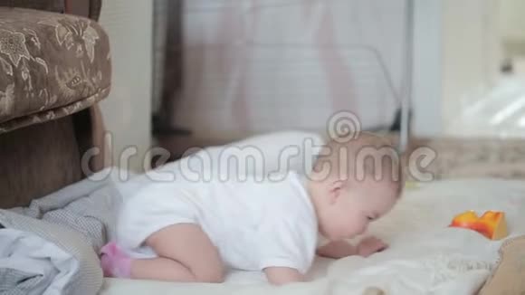 地毯上的小快乐宝宝视频的预览图