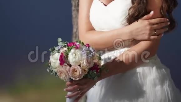 带花束的新娘视频的预览图