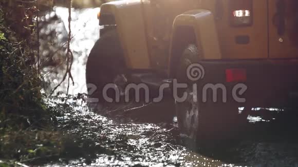SUV卡在泥里试图进去视频的预览图