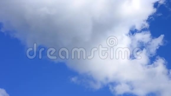 白云在蓝天的背景下移动视频的预览图