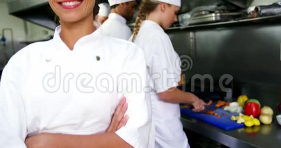 交叉双臂的厨师肖像视频的预览图