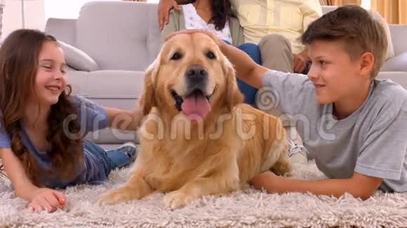 幸福的家庭和他们的狗微笑视频的预览图