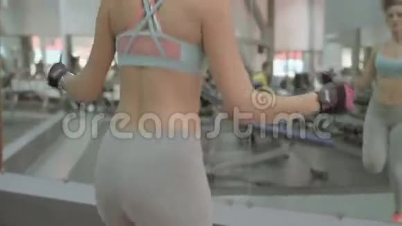 女孩健身运动视频的预览图