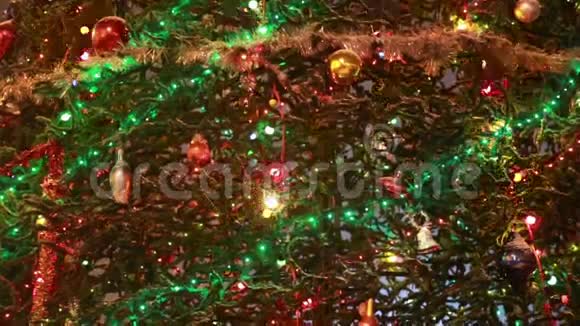 圣诞树上有五颜六色的灯视频的预览图