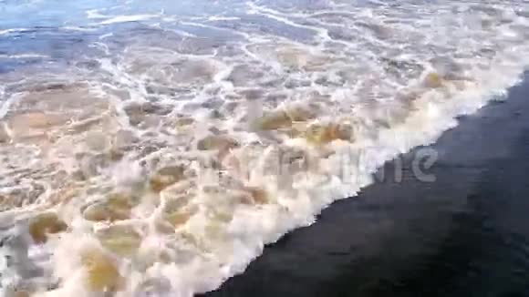 河上的水力发电厂景观视频的预览图