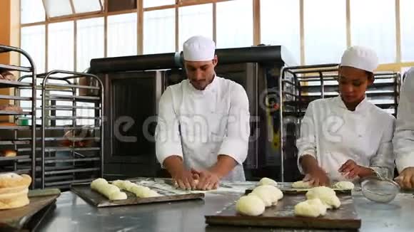 一群面包师一起工作视频的预览图