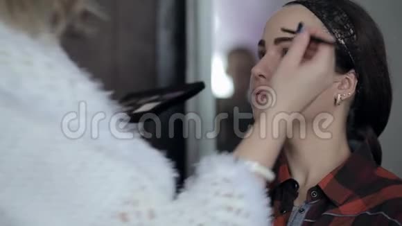 化妆师做模特眼妆视频的预览图