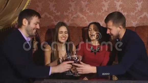 两对笑容可掬的年轻夫妇带着香槟庆祝视频的预览图