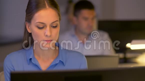 在办公室工作的电脑女商人视频的预览图