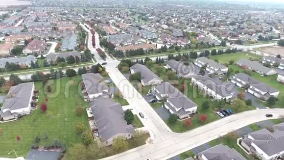 沿着郊区的街道飞过住宅和庭院视频的预览图