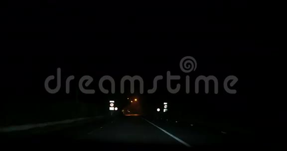 在高速公路上行驶穿过雾云视频的预览图