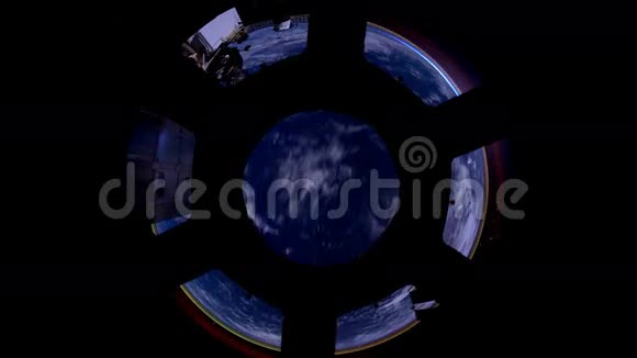 地球穿过国际空间站的舷窗这段视频的元素由美国宇航局提供视频的预览图