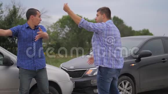 两个人在道路上的汽车保险事故后争吵慢动作视频两个司机的生活方式视频的预览图