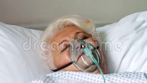 老年患者带氧气面罩视频的预览图